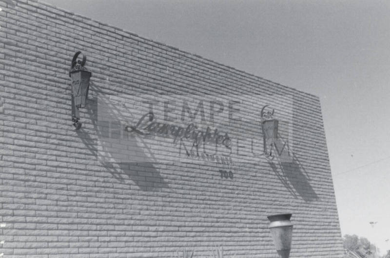 Lamplighter Apartments - 700 East Curry Road, Tempe, Arizona