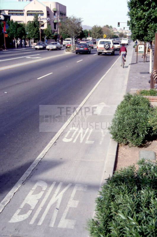 Mill Ave. Streetscape - bike lane