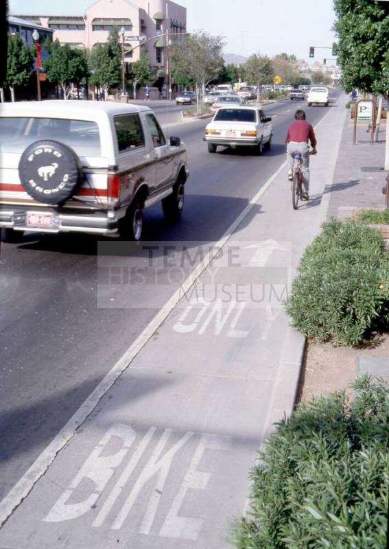 Mill Ave. Streetscape - bike lane