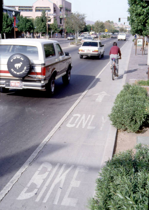 Mill Ave. Streetscape - bike lane