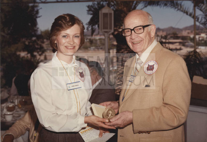 Howard Pyle Awards Medal to Linda Swain
