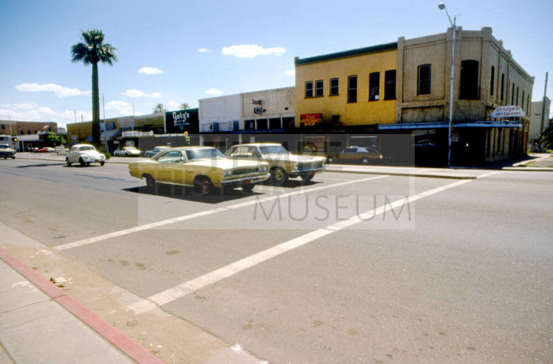 Street Scene, 500 Block S. Mill Avenue