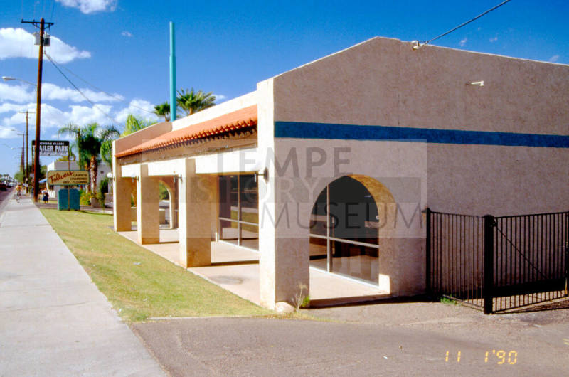 Toliver's, 1920 - 1926 E. Apache