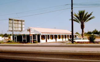 La Casa Motel - 2070 E. Apache