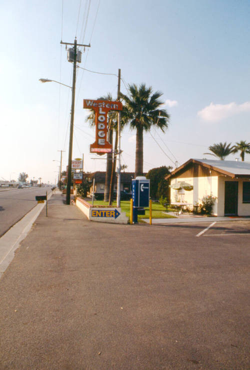 Western Lodge - 2174 E. Apache