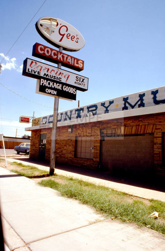 R'Gee's Bar, 1825 E. Apache