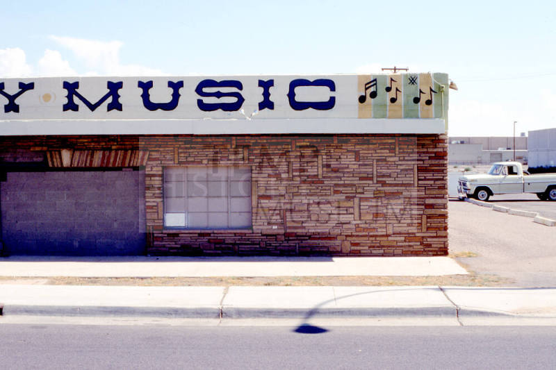 R'Gee's Bar, 1825 E. Apache