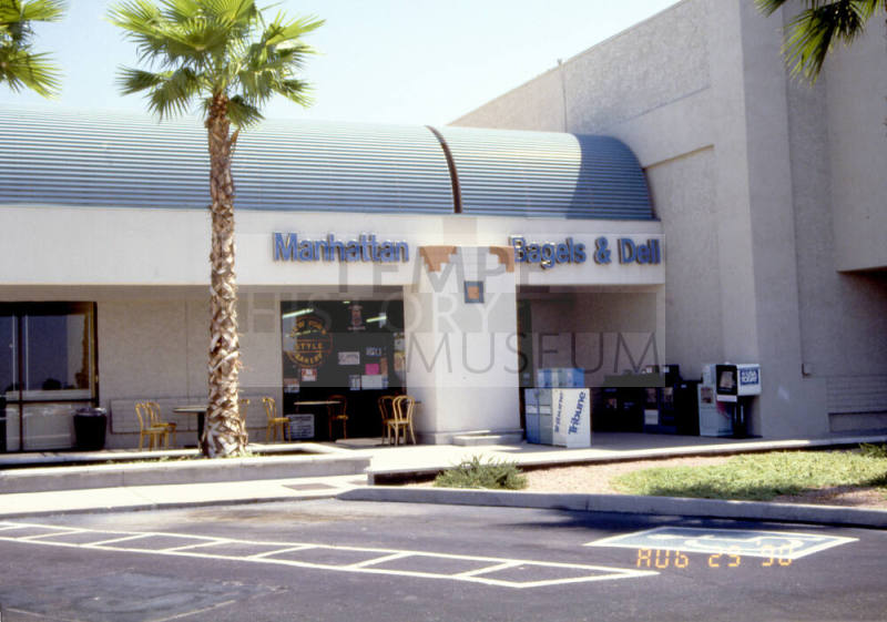 Manhattan's Bagels and Deli, shopping center