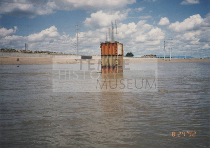 16,000 cfs-Column at Pier 4 (E)