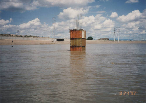 16,000 cfs-Column at Pier 4 (E)