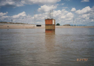 16,000 cfs-Column at Pier 4 (E)