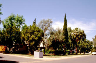 Picture of an unknown corner in Tempe, possibly one street is S. Farmer