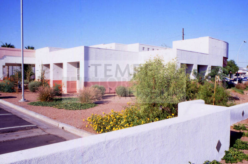 Retail building, 909 E. Apache Blvd.