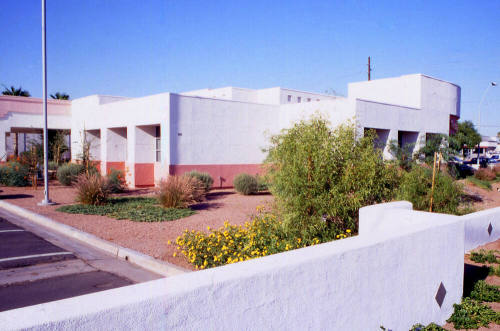 Retail building, 909 E. Apache Blvd.