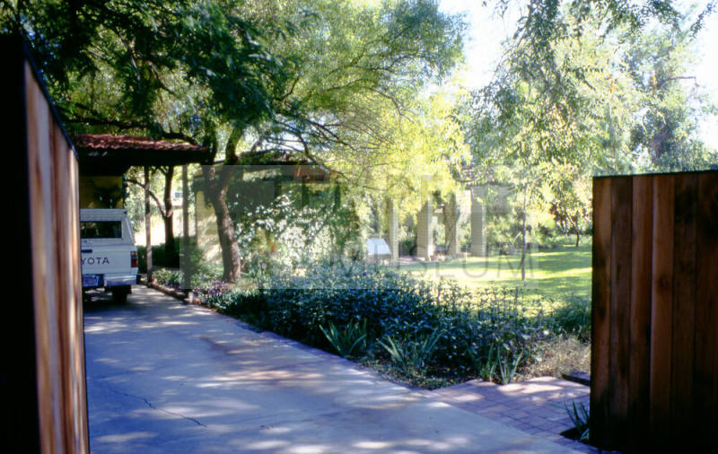 Nickels residence, 322 E. Broadway Ln.