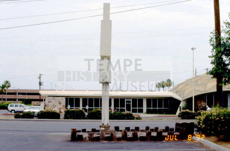 Valley National Bank, 826 E. Apache Blvd.
