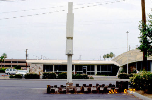 Valley National Bank, 826 E. Apache Blvd.