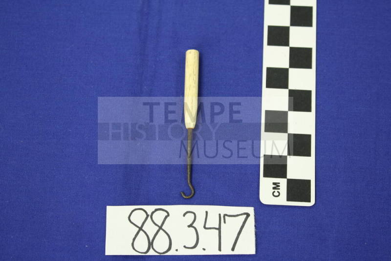 Collar button hook