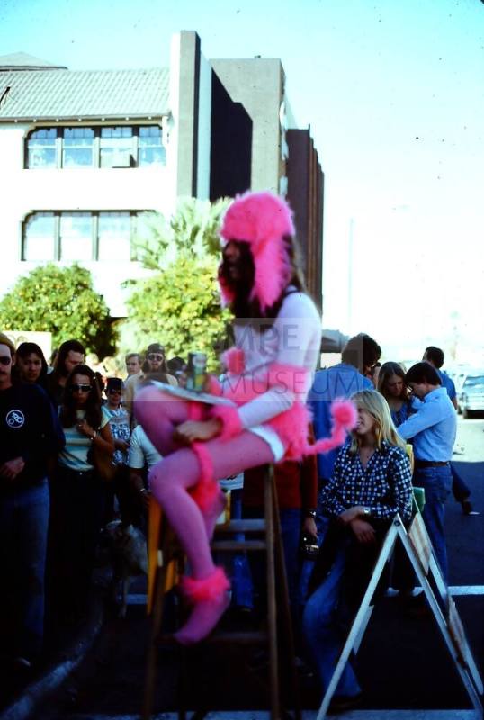 1975 Haydens Ferry Arts & Craft Fair - street entertainer