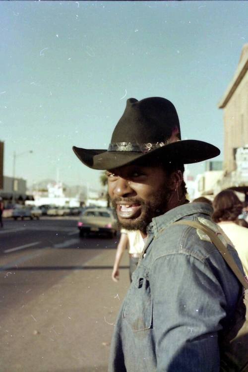 1976 Haydens Ferry Arts & Craft Fair - man on Mill Ave.