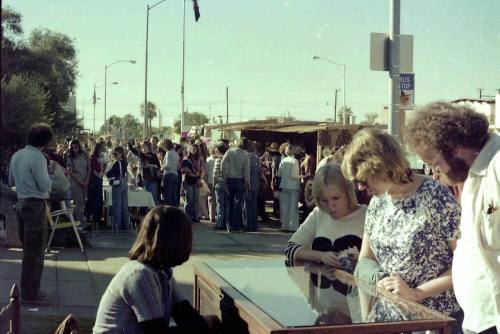 1976 Haydens Ferry Arts & Craft Fair shoppers
