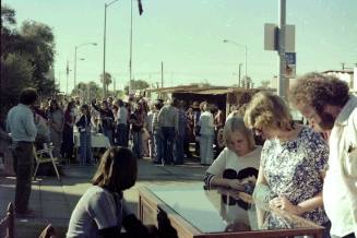 1976 Haydens Ferry Arts & Craft Fair shoppers