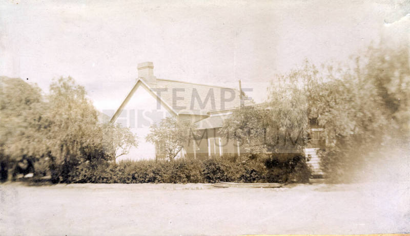 Exterior side view of Dr. Fenn J Hart's Tempe home