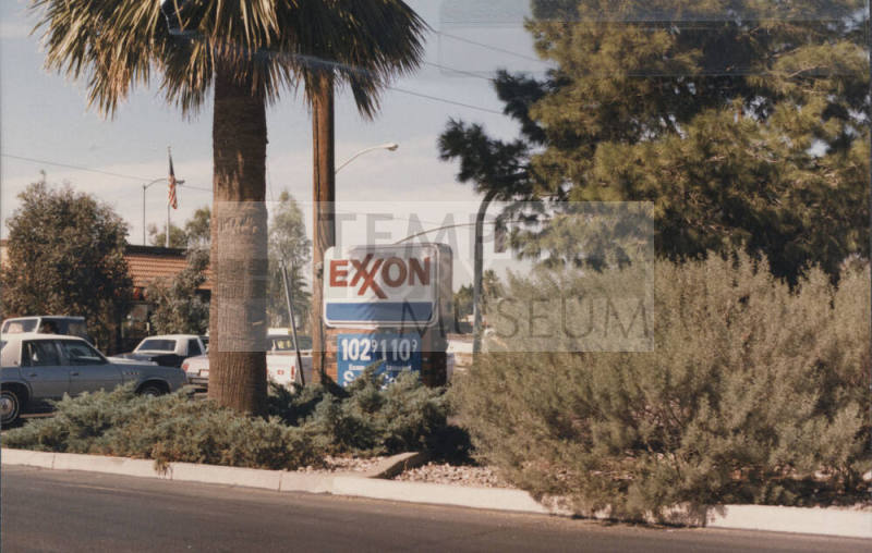 Exxon - 909 East Broadway Road, Tempe, Arizona