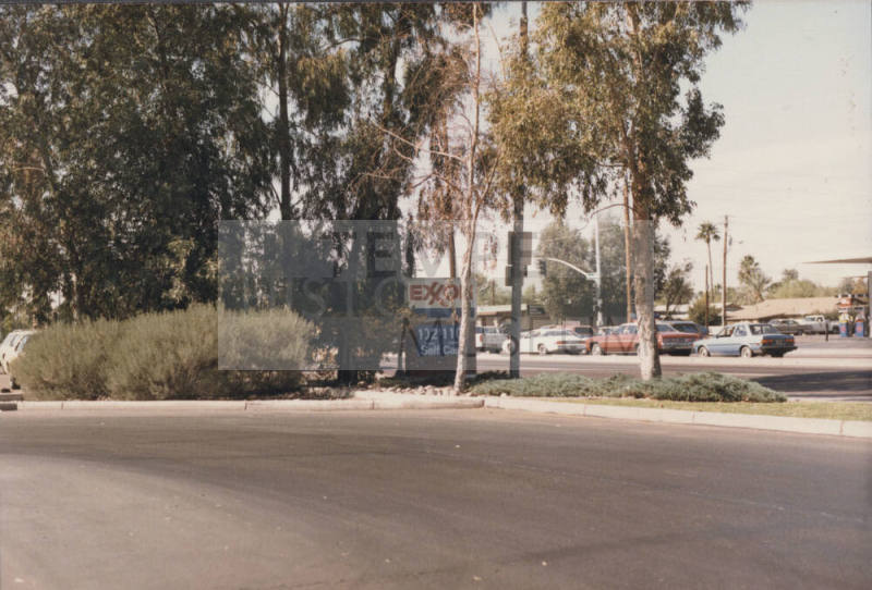 Exxon - 909 East Broadway Road, Tempe, Arizona