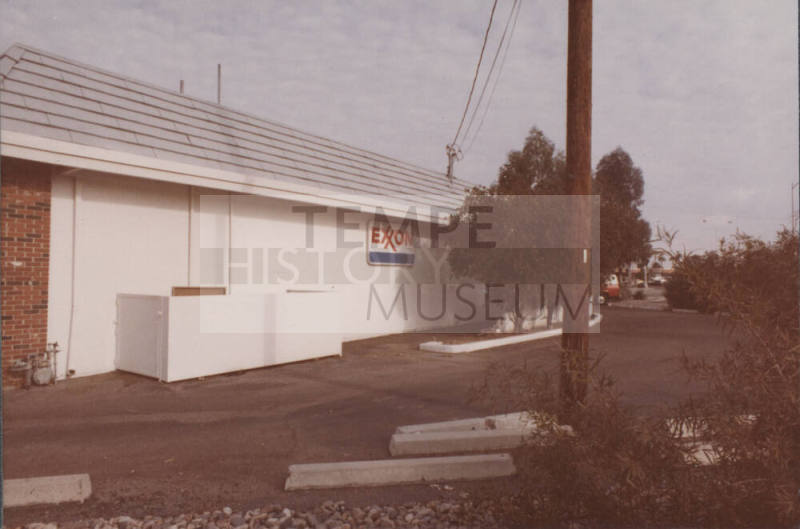 Exxon - 909 East Broadway Road, Tempe, Arizona