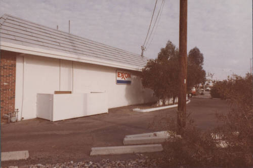 Exxon - 909 East Broadway Road, Tempe, Arizona