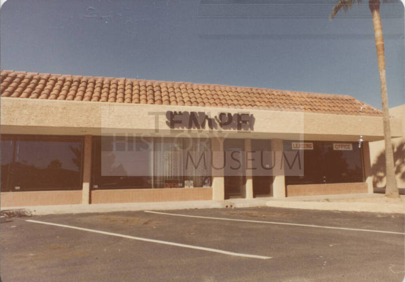 Short - N - Sassy - 1460 North Scottsdale Road, Tempe, Arizona