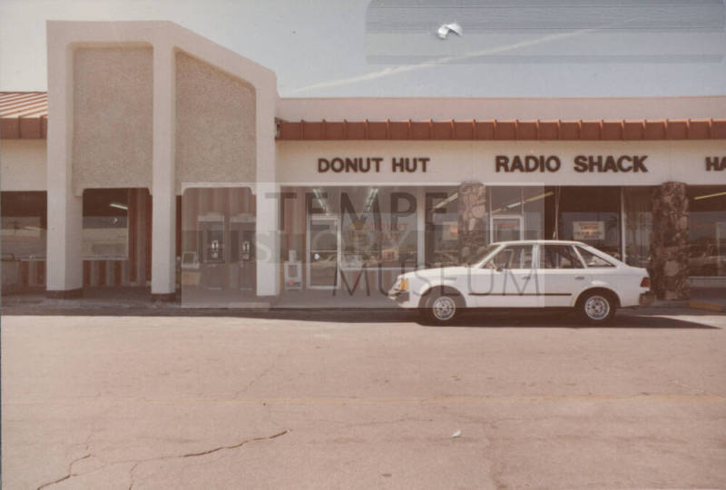 Donut Hut - 61 East Southern Avenue, Tempe, Arizona