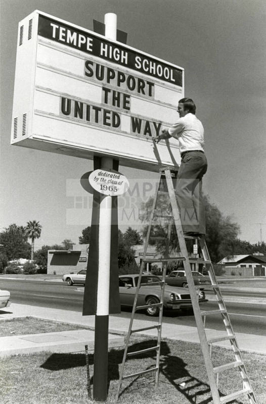 Mayor Mitchell Puts Up United Way Sign