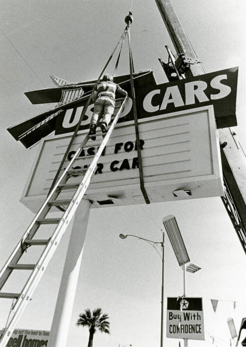 Dana Brothers Chrysler Installs New Sign
