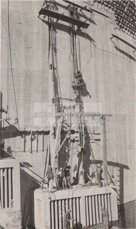Photo- workers on the construction of Mormon Flat dam