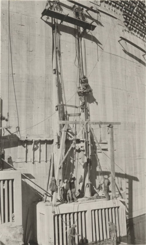 Photo- workers on the construction of Mormon Flat dam
