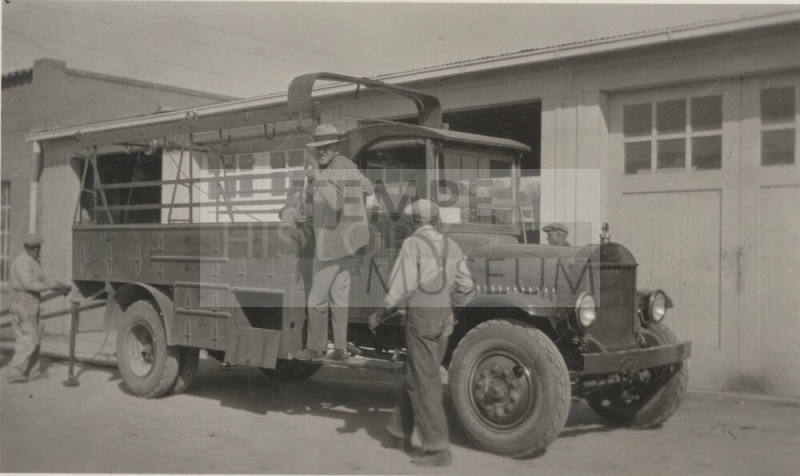 Photo- hot line truck and men