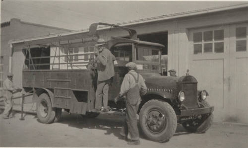 Photo- hot line truck and men