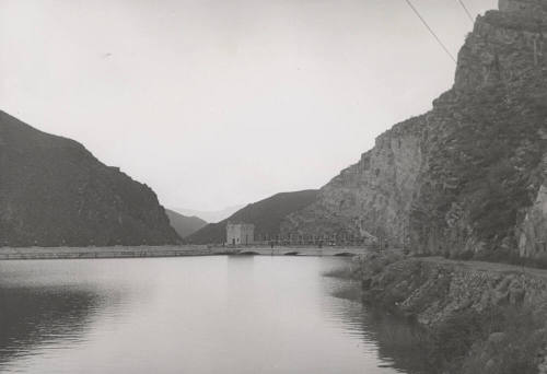 Photo-View of Roosevelt Dam with filled Roosevelt Lake