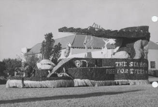 The Sea Hats float depicting fish