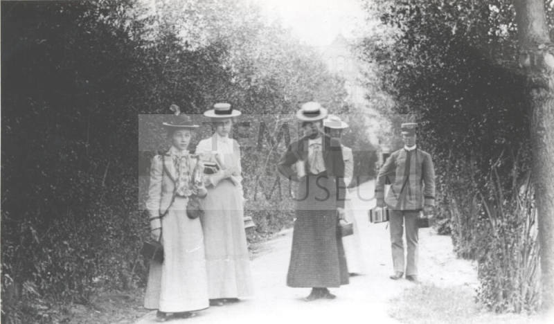 Students awaiting a surrey, North Campus 1899
